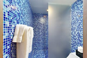Shower, hair dryer, towels, shampoo - Modern Mountain Escape - Walk to Lifts & Town (Taos Ski Valley)