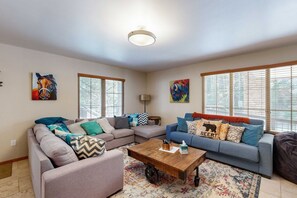 TV, fireplace, offices - St Moritz Condos 202 - Patio, Walk to Lifts & Town (Taos Ski Valley)