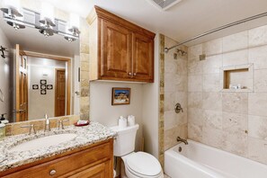 Shower, hair dryer, towels, shampoo - St Moritz Condos 202 - Patio, Walk to Lifts & Town (Taos Ski Valley)