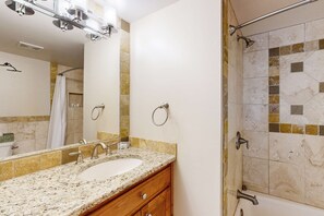 Douche, sèche-cheveux, serviettes fournies, shampoing