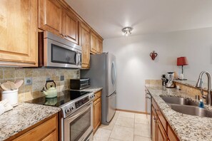 Fridge, microwave, oven, stovetop - St Moritz Condos 202 - Patio, Walk to Lifts & Town (Taos Ski Valley)