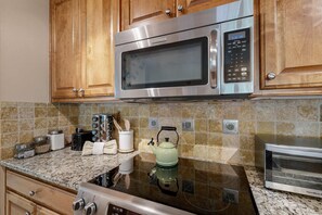 Fridge, microwave, oven, stovetop - St Moritz Condos 202 - Patio, Walk to Lifts & Town (Taos Ski Valley)