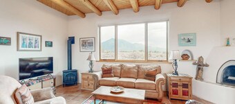 Charming adobe home with mountain views & natural light - central to attractions