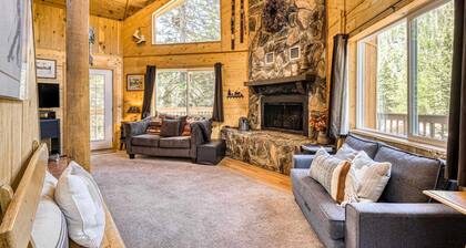 Amazing A-frame with mountain-view deck - walk to lifts, fireplace, dog-friendly