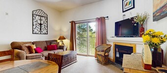 Fantastic condo close to skiing with fireplace, gym, Ping-Pong - Snowbirds okay