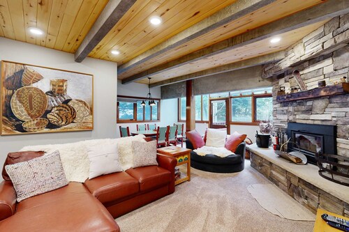 Luxe Slopeside Condo: Balcony, Fireplace & Covered Parking