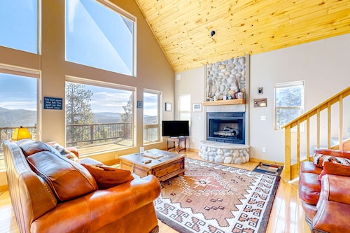Gorgeous cabin-style home with mountain views, jetted tub, & shared amenities