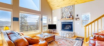 Gorgeous cabin-style home with mountain views, jetted tub, & shared amenities