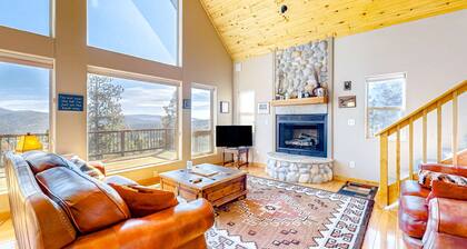 Gorgeous cabin-style home with mountain views, jetted tub, & shared amenities