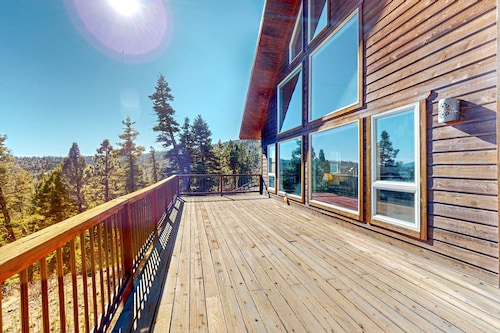 Peter's Place - Panoramic Mountain Views & Decks