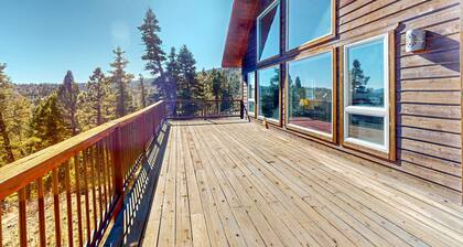 Peter's Place - Panoramic Mountain Views & Decks