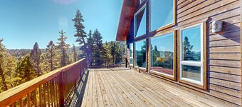 Peter's Place - Panoramic Mountain Views & Decks