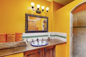 Shower, hair dryer, towels, shampoo - Susan's Hideaway - Santa Fe Charm & Walk to Plaza (Santa Fe)