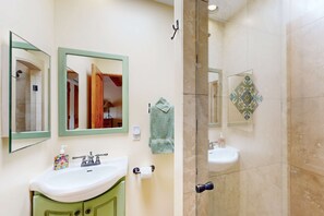Shower, hair dryer, towels, shampoo - Susan's Hideaway - Santa Fe Charm & Walk to Plaza (Santa Fe)