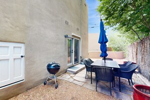 Outdoor dining - Susan's Hideaway - Santa Fe Charm & Walk to Plaza (Santa Fe)