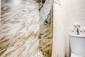 Shower, hair dryer, towels, shampoo - A-Frame of Mind - Forest Views, Deck & Games (Angel Fire)
