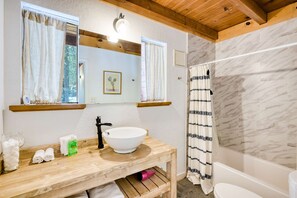 Shower, hair dryer, towels, shampoo - A-Frame of Mind - Forest Views, Deck & Games (Angel Fire)