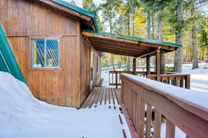 Terrace/patio - A-Frame of Mind - Forest Views, Deck & Games (Angel Fire)