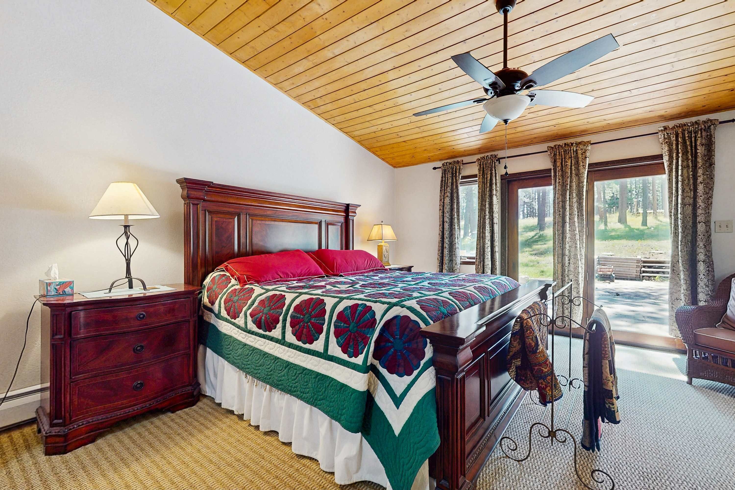 4 bedrooms, desk, WiFi, bed sheets