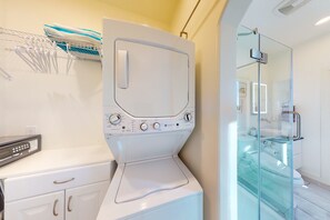 Shower, hair dryer, towels, shampoo - Cottam Pines B - Hot Tub, Pickleball & Mtn Views (Taos)