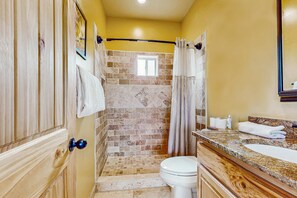 Shower, towels, shampoo - Margaritavilla - Sweeping Mountain Views & Hot Tub (El Prado)