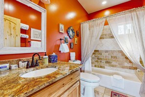 Shower, towels, shampoo - Margaritavilla - Sweeping Mountain Views & Hot Tub (El Prado)