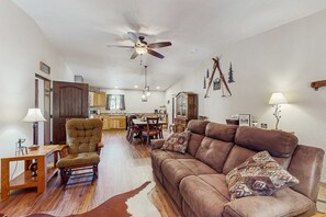 TV, fireplace - Valley Views Cottage - Close to Ski Slopes & Town (Angel Fire)