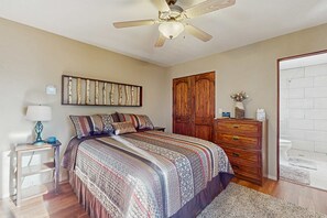 3 bedrooms, iron/ironing board, WiFi, bed sheets - Valley Views Cottage - Close to Ski Slopes & Town (Angel Fire)