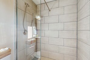 Shower, hair dryer, towels, shampoo - Valley Views Cottage - Close to Ski Slopes & Town (Angel Fire)