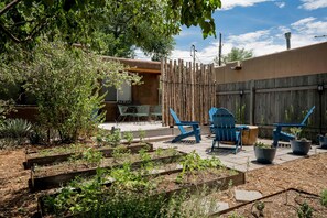 Terrace/patio - Santa Fe Serenity - Walk to Railyard, Dog Friendly (Santa Fe)
