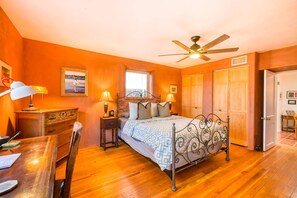Desk, WiFi, bed sheets - Santa Fe Serenity - Walk to Railyard, Dog Friendly (Santa Fe)