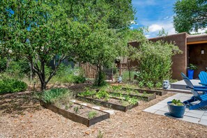 Terrace/patio - Santa Fe Serenity - Walk to Railyard, Dog Friendly (Santa Fe)