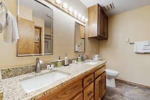 Suihku, pyyhkeet, sampoo