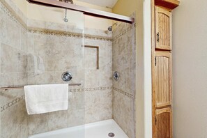 Dusche, Handtücher, Shampoo