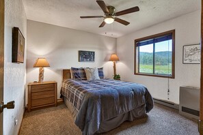 3 bedrooms, iron/ironing board, WiFi, bed sheets - Mountain View Cabin | Pine Retreat | Starry Deck (Angel Fire)