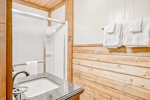Shower, towels, shampoo - Timbers Townhouse 1 - Walk to Lifts, Hike & Bike (Angel Fire)