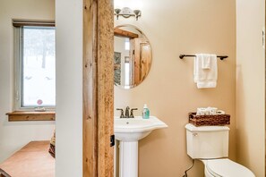 Shower, towels, shampoo - Vista Linda Cabin - Views, Sauna, Deck & Dog Okay (Angel Fire)