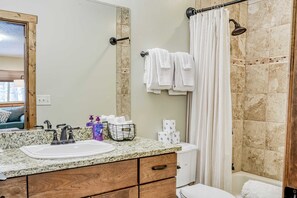 Shower, towels, shampoo - Vista Linda Cabin - Views, Sauna, Deck & Dog Okay (Angel Fire)