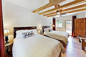 2 bedrooms, iron/ironing board, WiFi, bed sheets - Two Sisters Adobe - Walk to Plaza, Steam Showers (Taos)