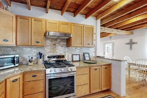Fridge, microwave, oven, stovetop - Two Sisters Adobe - Walk to Plaza, Steam Showers (Taos)