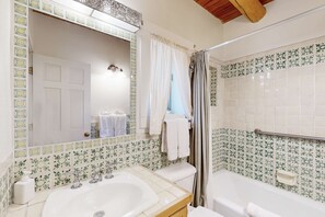 Douche, sèche-cheveux, serviettes fournies, shampoing