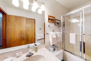 Shower, towels, shampoo - Gold Creek 206 - Walk to Lifts & Mountain Views (Angel Fire)