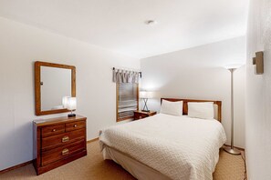 2 bedrooms, Internet, bed sheets - Gold Creek 206 - Walk to Lifts & Mountain Views (Angel Fire)