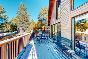 Outdoor dining - Casa Buena Vista - Cabin, Deck, Pet Friendly (Angel Fire)