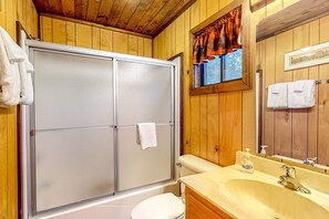 Dusche, Haartrockner, Handtücher, Shampoo