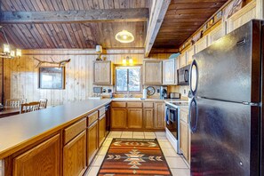 Fridge, microwave, oven, stovetop - Casa Buena Vista - Cabin, Deck, Pet Friendly (Angel Fire)