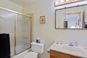 Shower, towels, shampoo - Snowfire 312A - Walk to Ski, Hike, Bike & Dining (Angel Fire)