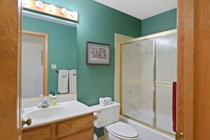 Shower, towels, shampoo - Snowfire 312A - Walk to Ski, Hike, Bike & Dining (Angel Fire)