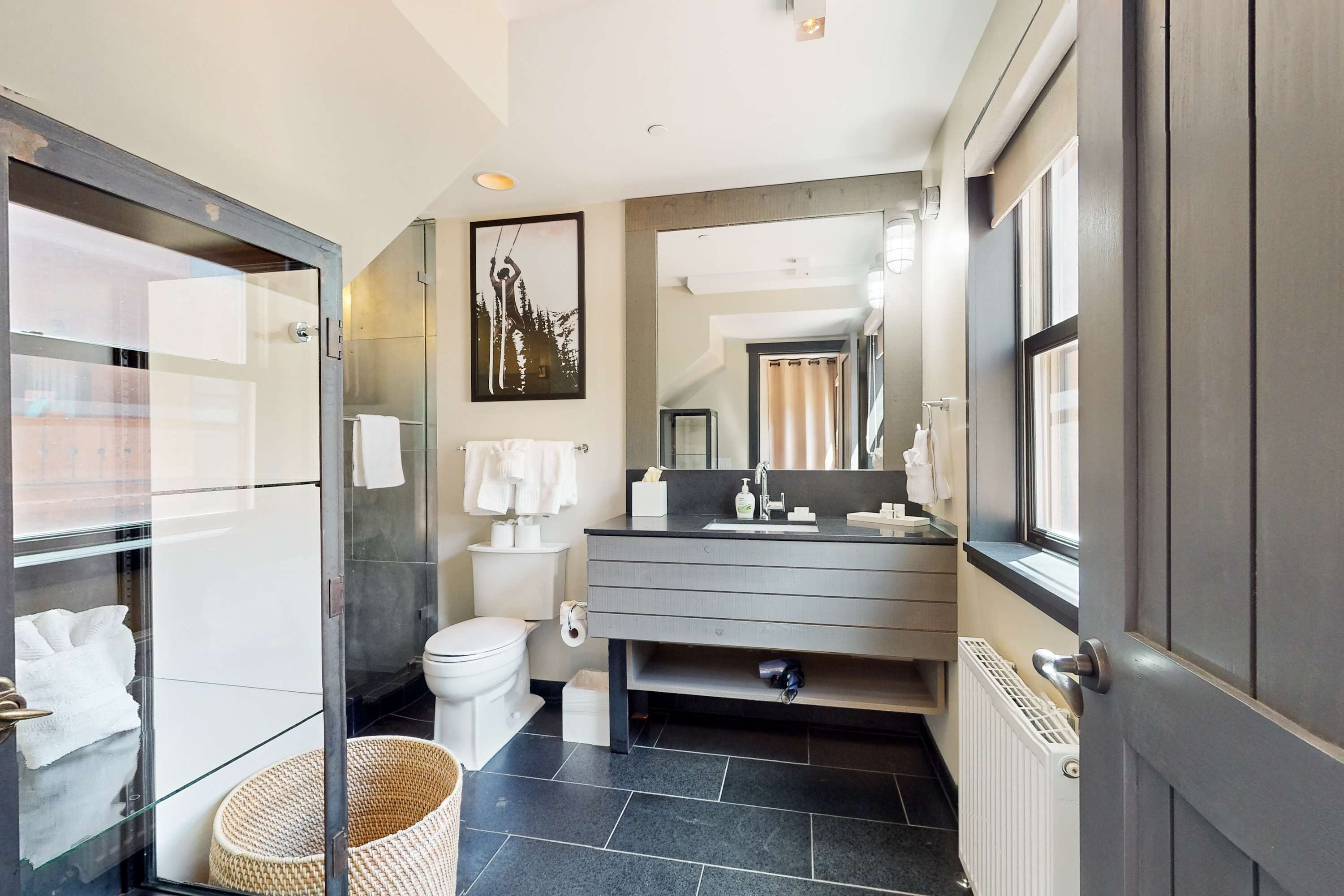 Een douche, een haardroger, handdoeken, shampoo