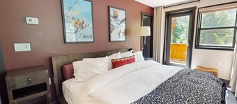 Stunning home w/ views to Kachina Peak, private W/D, ski-in/out access